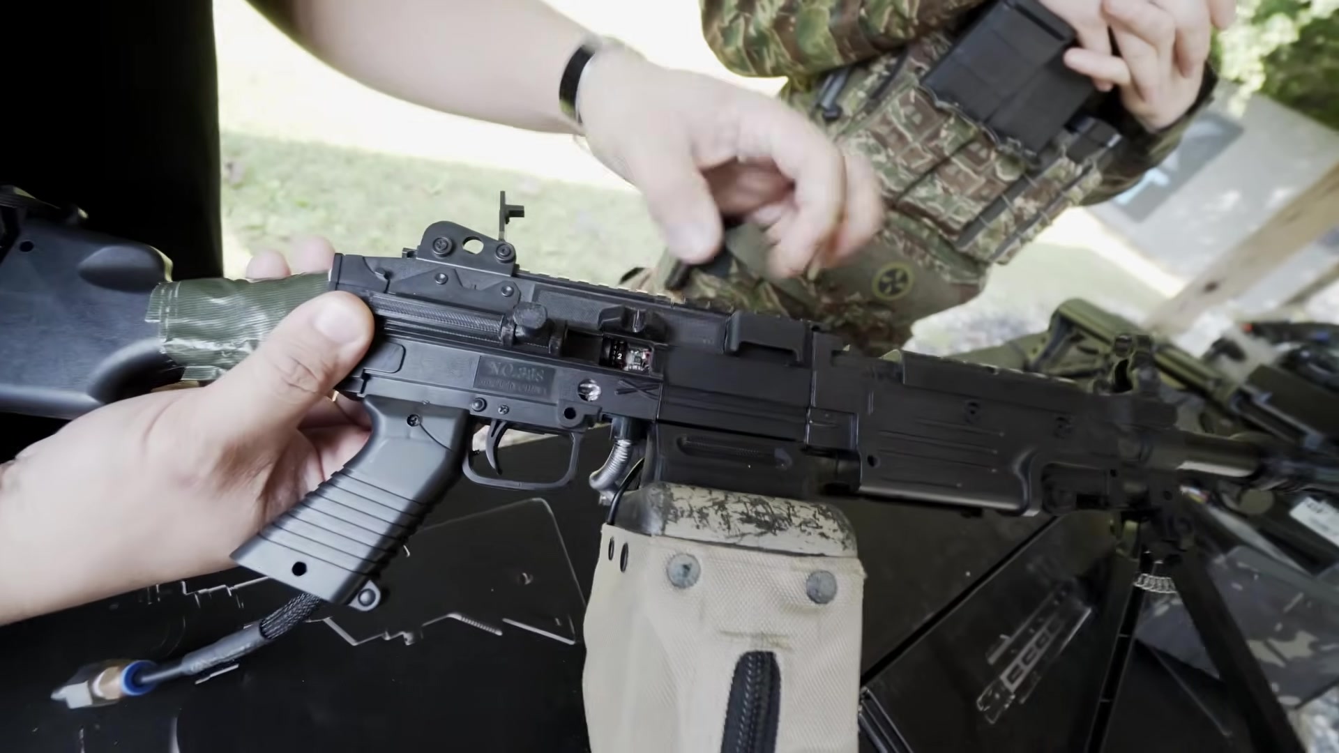 am-this-paintballgun-shoots-airsoft-bbs-4.jpg